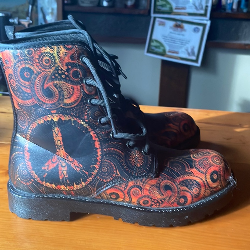 Peace combat boots with laces
